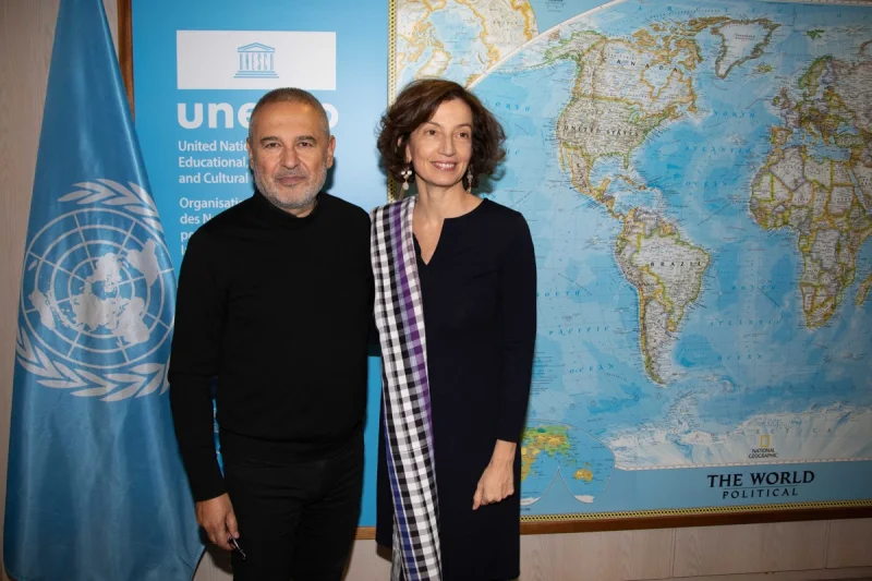 Elie Saab junto a Audrey Azoulay en una fotografía de archivo de 2023